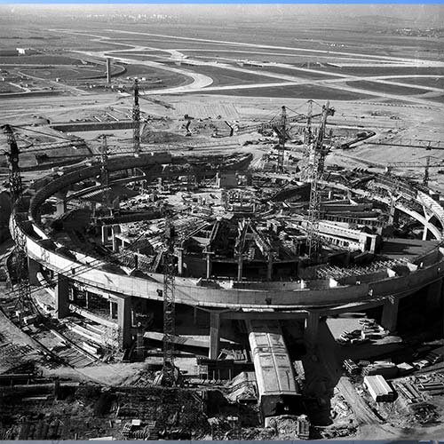 Architecte : Paul Andreu. Un hub aéroportuaire international révolutionnaire, avec des structures emblématiques et fonctionnelles