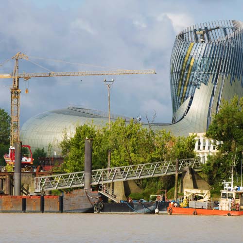 Défi constructif tout en rondeur reposant sur 300 pieux en béton et descendant jusqu’à 30 mètres de profondeur. Sa forme évoque le tourbillonnement d’un vin dans un verre ou encore un cep noueux.