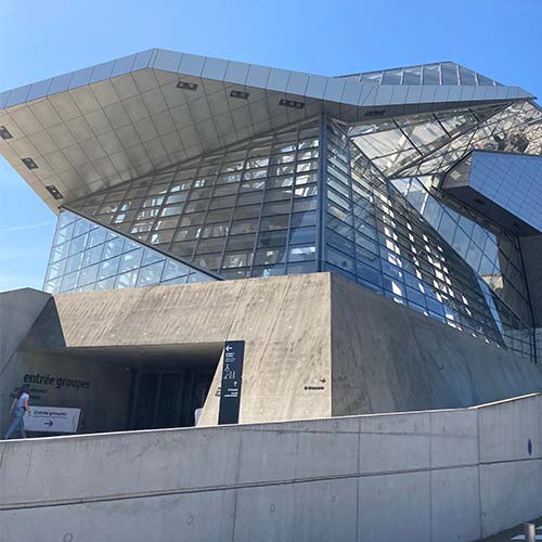 Un musée d’histoire naturelle et d’anthropologie, situé à la confluence du Rhône et de la Saône, avec une architecture futuriste signée Coop Himmelb(l)au.