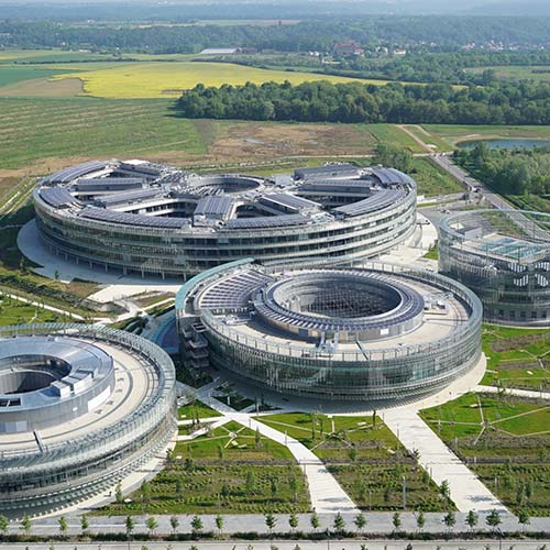 Un centre de formation et de recherche de haute technologie situé dans le cluster Paris-Saclay, visant à promouvoir l’innovation dans le secteur énergétique.