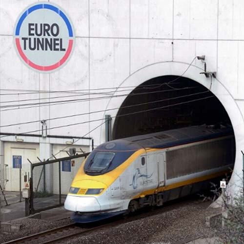 L’Eurotunnel, inauguré en 1994, est un exploit d’ingénierie reliant la France et le Royaume-Uni par un tunnel sous la Manche, facilitant le transport de personnes et de marchandises entre les deux pays.