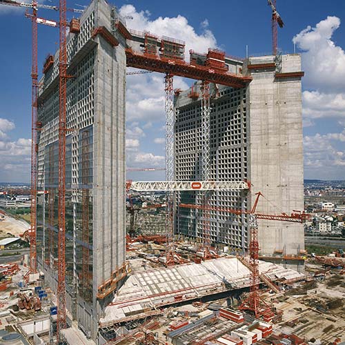 La construction de ce monument emblématique a nécessité une protection rigoureuse, assurée par nos casques. Architectes : aohann Otto von Spreckelsen et Paul Andreu. Un monument moderne et symbolique de la Défense, offrant une perspective unique sur Paris.