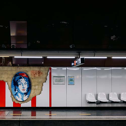 Lancé pour moderniser les transports en commun de la ville. La première ligne, la ligne 1, a significativement amélioré la mobilité urbaine à Marseille.
