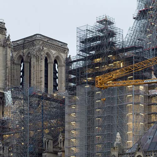 Architectes : Dominique Perrault et Philippe Villeneuve (en rénovation après l’incendie de 2019). Une restauration historique et délicate d’un trésor national après l’incendie dévastateur.