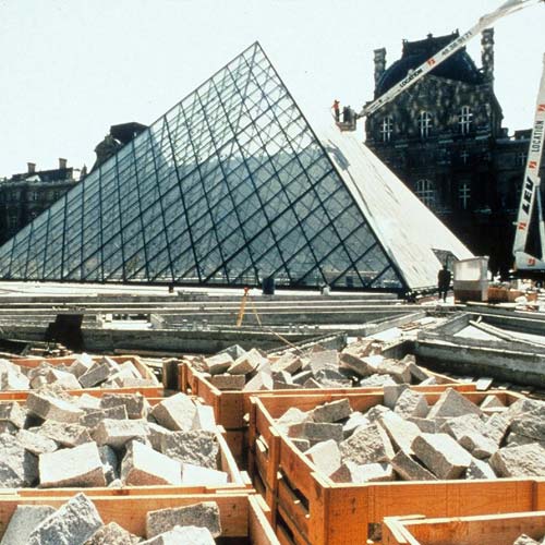 Sur ce chantier iconique, nos équipements ont assuré la sécurité des artisans et ouvriers. Architecte : I.M. Pei. Une entrée contemporaine et controversée qui redéfinit le musée du Louvre avec ses panneaux de verre géométriques.