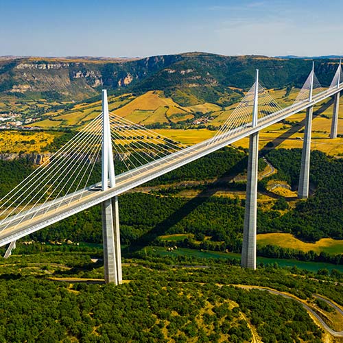 Lors de la construction de ce pont impressionnant. Un pont à haubans majestueux qui traverse la vallée du Tarn, symbolisant l’élégance et la prouesse technique, nos casques ont protégé les ouvriers à des hauteurs vertigineuses, assurant une sécurité sans faille.