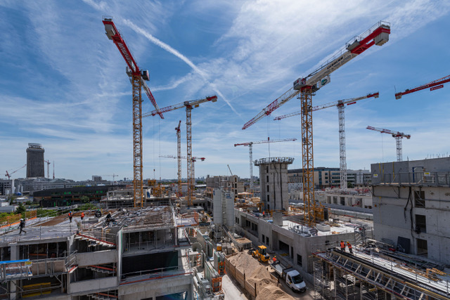Situé en Seine-Saint-Denis, destiné à accueillir 15.000 athlètes et officiels. Ce village sera transformé en quartier résidentiel après les jeux.